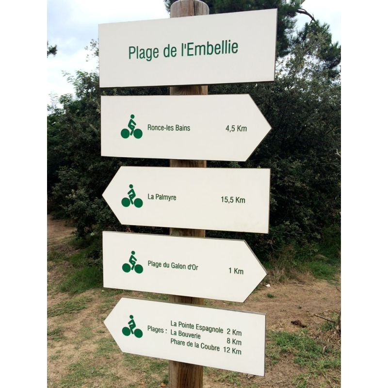 Flèche d'orientation avec gravure sur compact stratifié