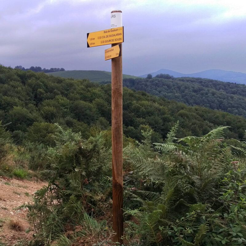Flèche d'orientation avec gravure sur compact stratifié