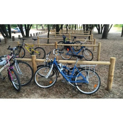 Barrière en bois range vélos
