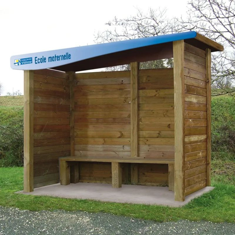 Abri de bus avec banquette en bois ouvert sur face avant