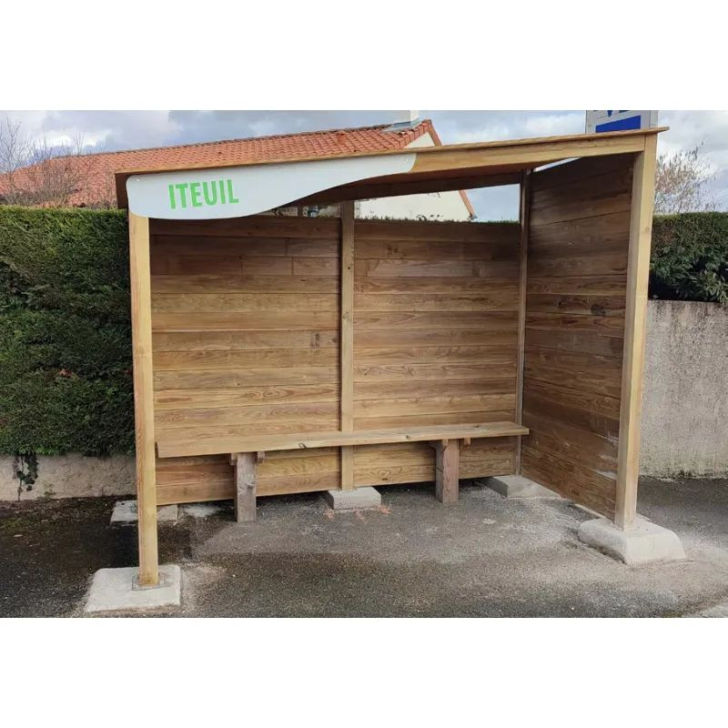 Abri de bus avec banquette en bois ouvert sur face avant