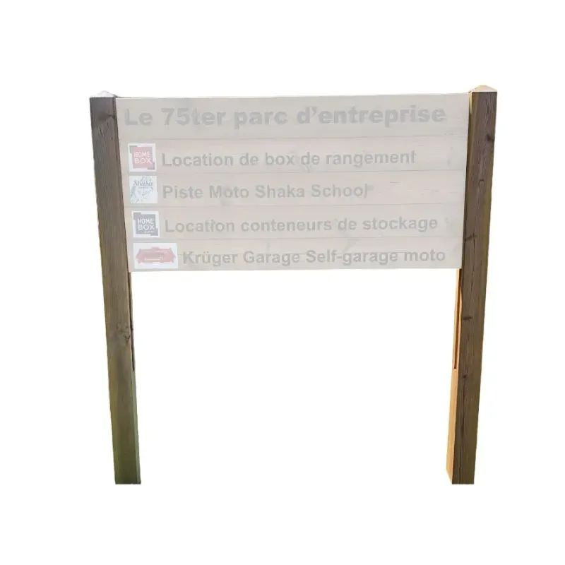 Poteau en bois pour fixation de lattes de signalétique