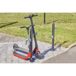 Poteau avec pinces antivol pour rangement de 2 trottinettes