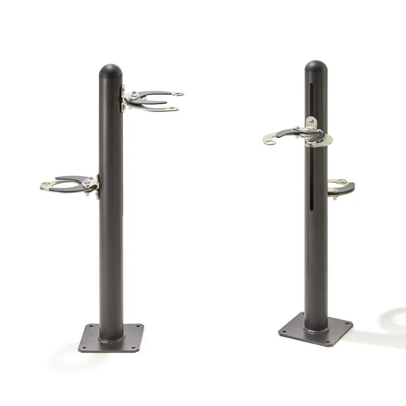 Poteau avec pinces antivol pour rangement de 2 trottinettes