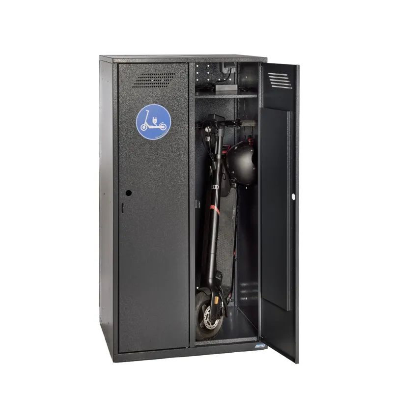 Rangement sécurisé avec prise électrique pour deux trottinettes