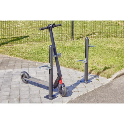 Poteau avec pinces antivol pour rangement de 2 trottinettes