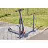 Poteau avec pinces antivol pour rangement de 2 trottinettes