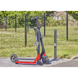 Poteau avec pinces antivol pour rangement de 2 trottinettes