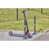 Poteau avec pinces antivol pour rangement de 2 trottinettes