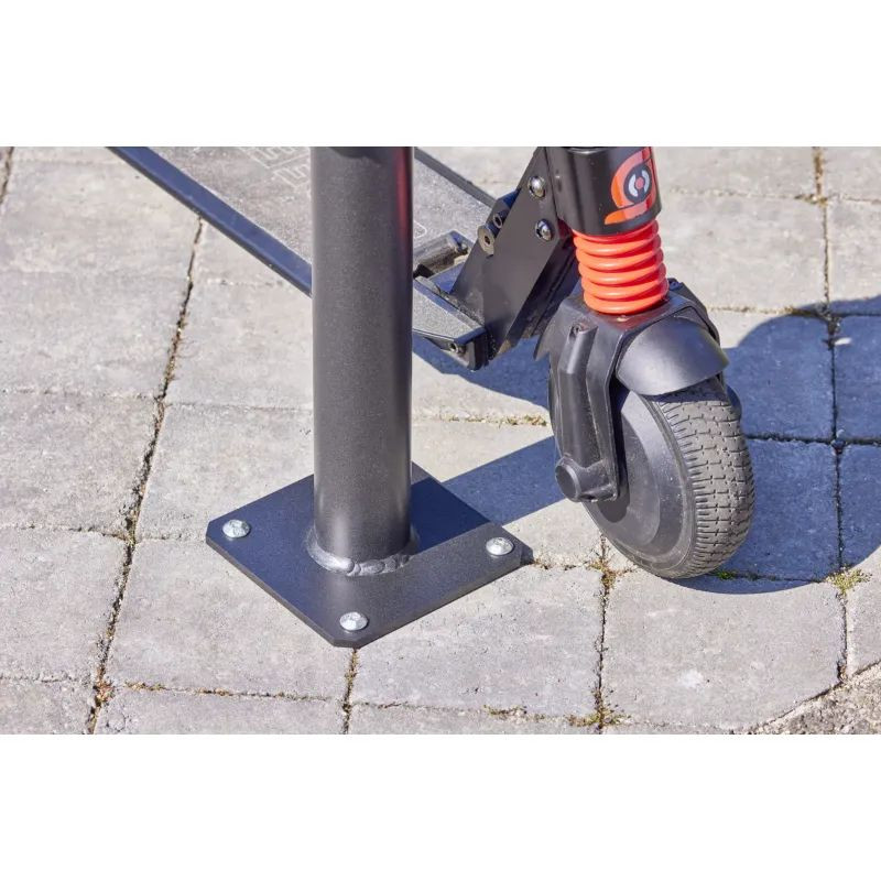 Poteau avec pinces antivol pour rangement de 2 trottinettes