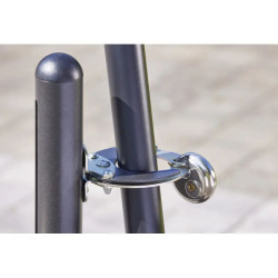 Poteau avec pinces antivol pour rangement de 2 trottinettes