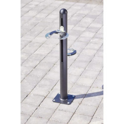 Poteau avec pinces antivol pour rangement de 2 trottinettes