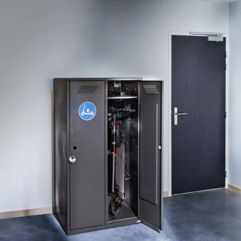 Rangement sécurisé avec prise électrique pour deux trottinettes