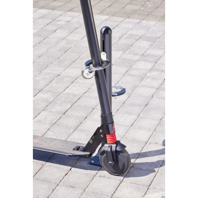 Poteau avec pinces antivol pour rangement de 2 trottinettes