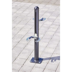 Poteau avec pinces antivol pour rangement de 2 trottinettes