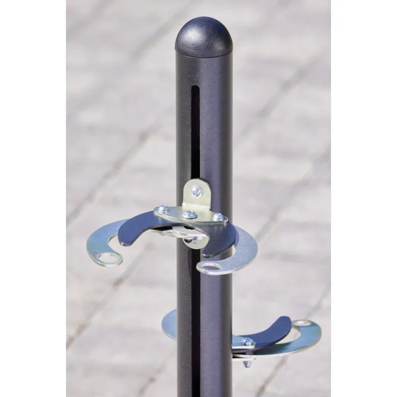 Poteau avec pinces antivol pour rangement de 2 trottinettes