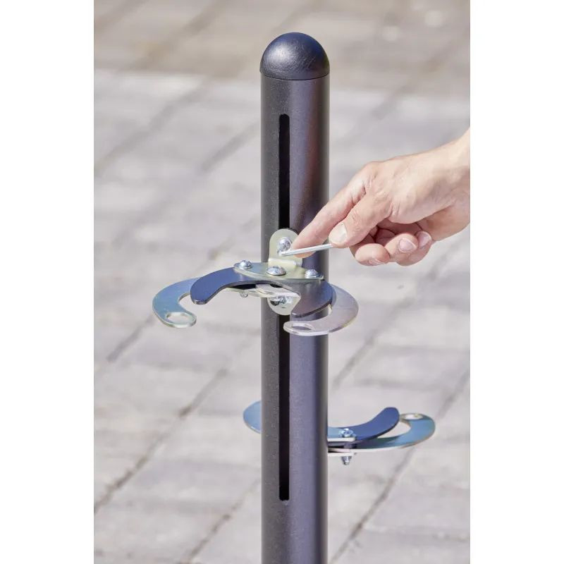 Poteau avec pinces antivol pour rangement de 2 trottinettes