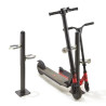 Poteau avec pinces antivol pour rangement de 2 trottinettes