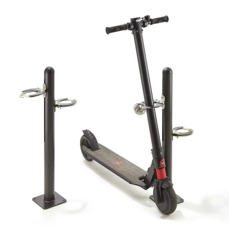 Poteau avec pinces antivol pour rangement de 2 trottinettes