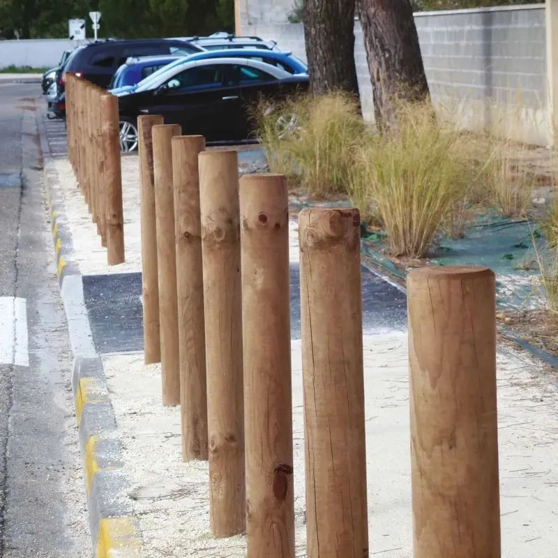 Poteau rond D.8 à 14 cm en bois Pin pour clôture