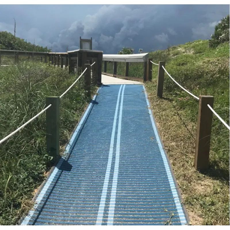 Tapis d'accès à la plage pour fauteuil roulant