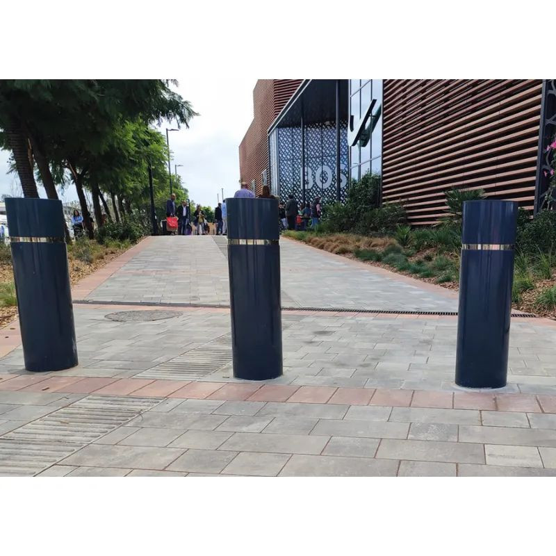 Borne Benito H268 anti bélier avec enjoliveur en inox D.27 cm