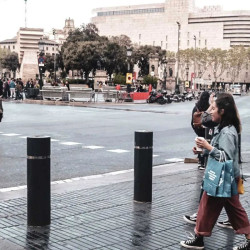 Borne Benito H268 anti bélier avec enjoliveur en inox D.27 cm