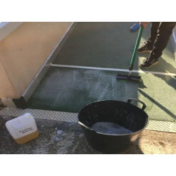 Dégraissant bactéricide fongicide pour dalles amortissantes