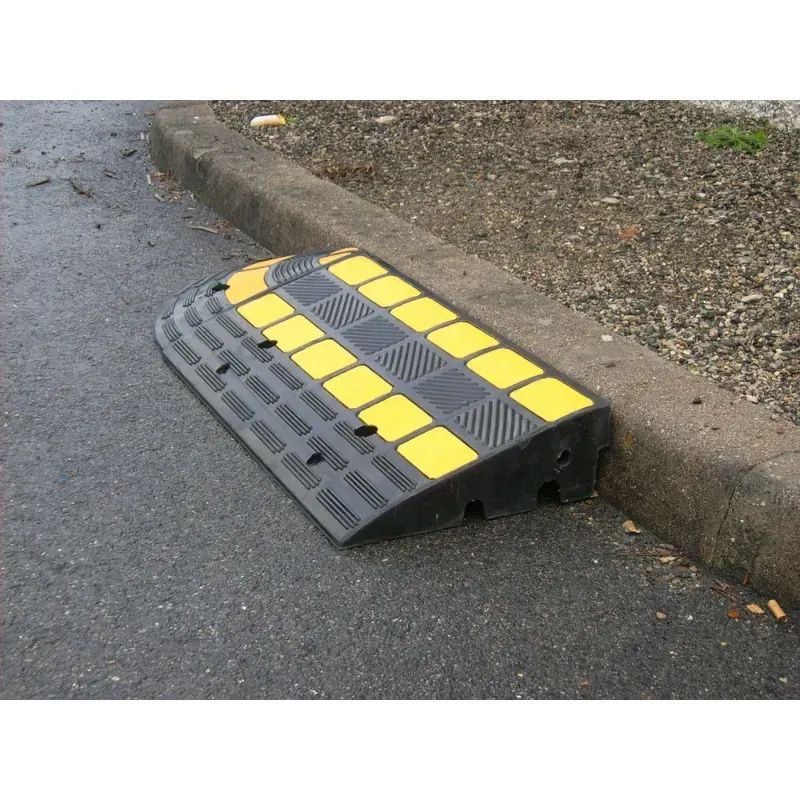 Rampe d'accès pour trottoir avec passe cables