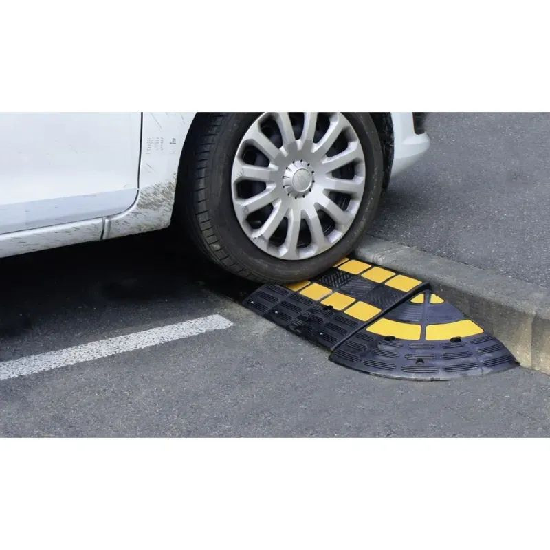 Rampe d'accès pour trottoir avec passe cables