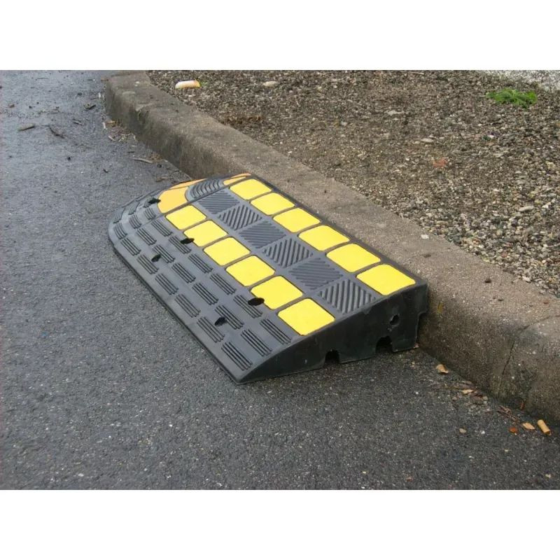 Rampe d'accès pour trottoir avec passe cables