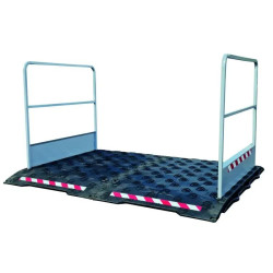 Passerelle de chantier avec garde corps