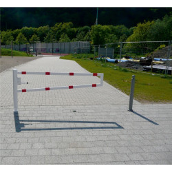 Barrière pivotante avec verrouillage automatique