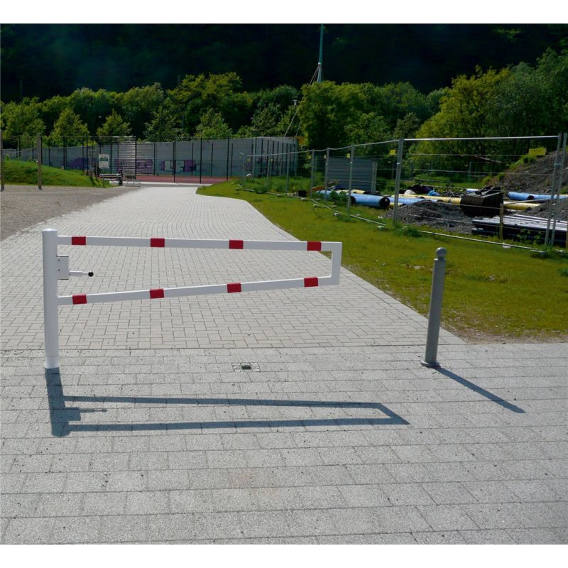 Barrière pivotante avec verrouillage automatique