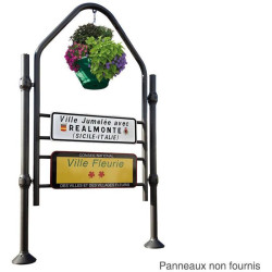 Porte panneau d'agglomération sur structure métallique fleurie