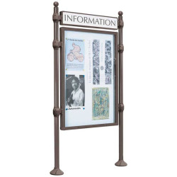 Panneau d'affichage extérieur en acier sur deux poteaux avec vitrine