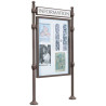 Panneau d'affichage extérieur en acier sur deux poteaux avec vitrine
