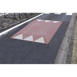 Coussin berlinois en béton rouge sablé + triangle de signalisation