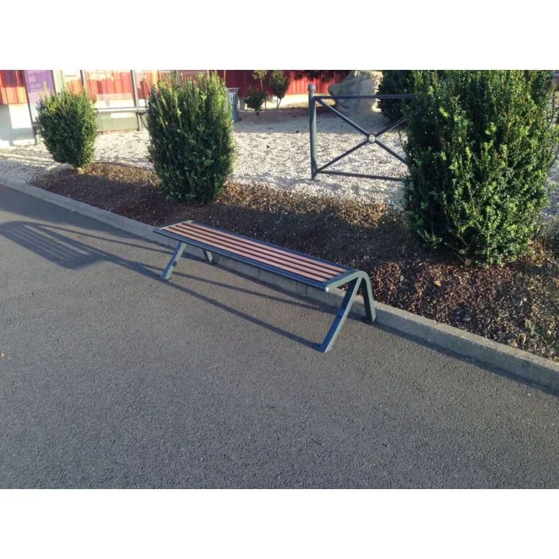 Banquette urbaine en compact stratifié Teck et pied acier - Bordeaux