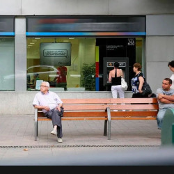 Banc double NeoBarcino - Pieds en fonte et lattes en bois tropical