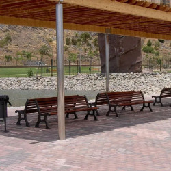 Chaise Roda Benito UM320S en fonte et lattes en bois exotique