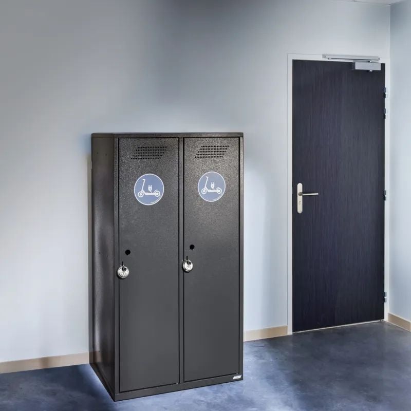 Rangement sécurisé avec prise électrique pour deux trottinettes