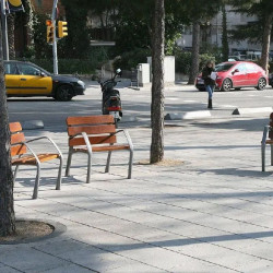 Chaise NeoBarcino - Pieds en fonte et lattes en bois tropical