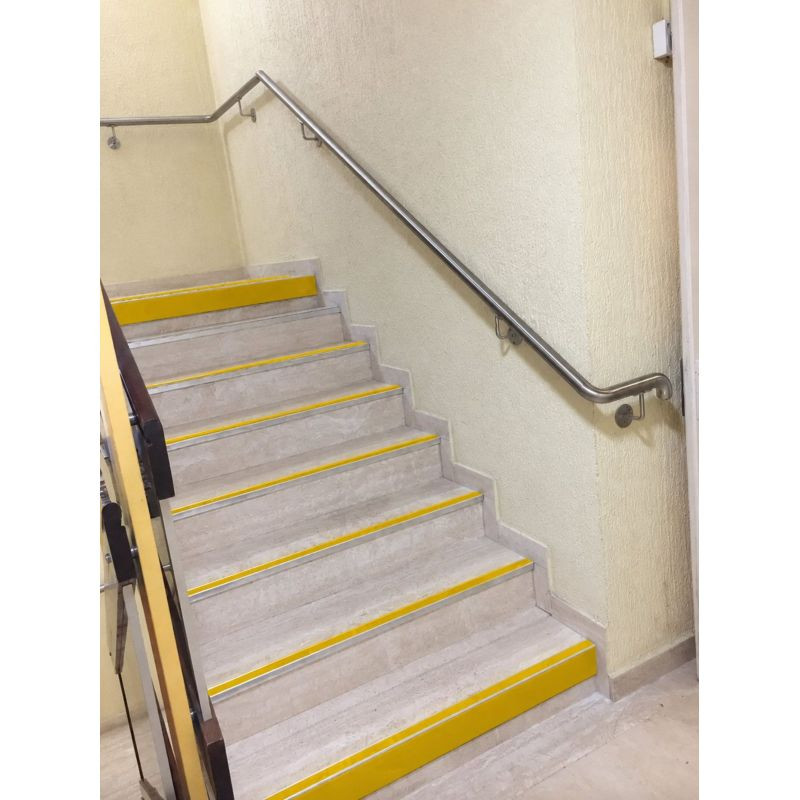 Nez de marche large avec anti-dérapant couleur pour escalier