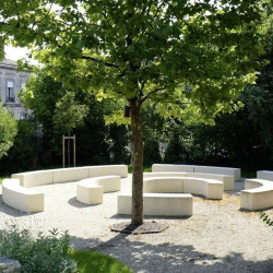 Banquette en béton rectangulaire courbée - Cestas