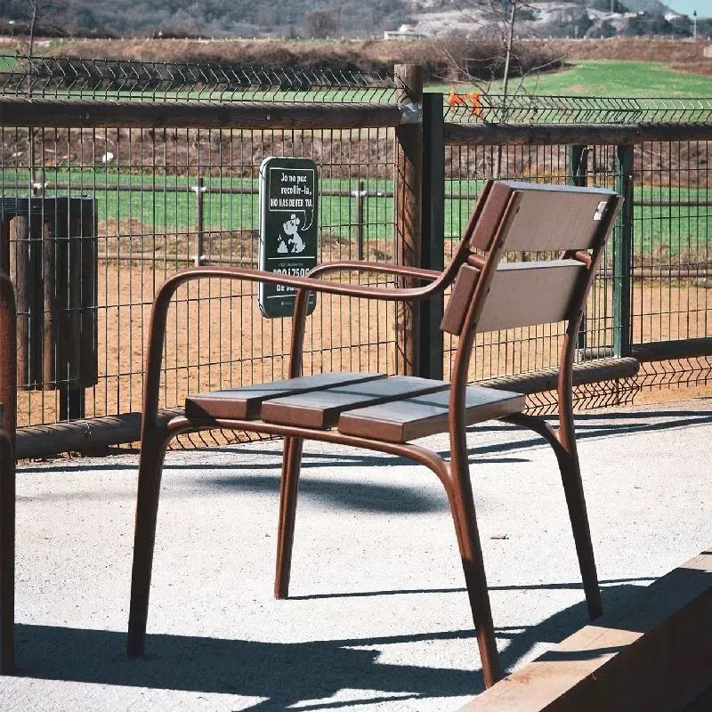 Chaise Benito Citizen UM301S en métal et lattes en bois exotique
