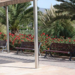 Chaise Roda - Pieds en fonte et lattes en bois tropical