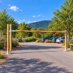 Portique pivotant parking Souston avec poteau de maintien bois