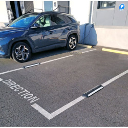 Séparateur de voie franchissable pour organiser la circulation
