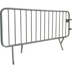 Barrière en acier galvanisé à barreaux avec plaque d’identification